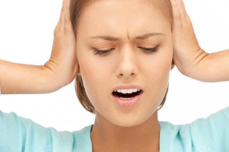 Zujanje u ušima i u glavi - simptomi i lečenje