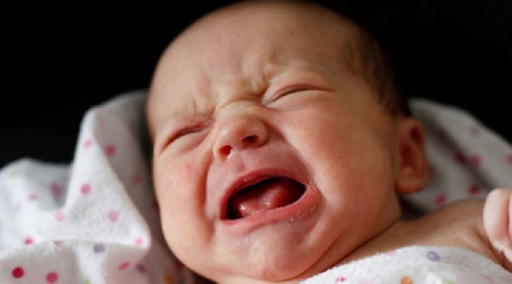 Grčevi kod beba - šta raditi i šta pomaže za lečenje